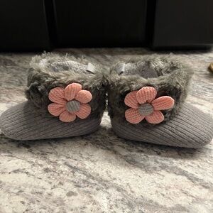 ☃️$5☃️ Gray Baby Booties with Pink Flower Size 3